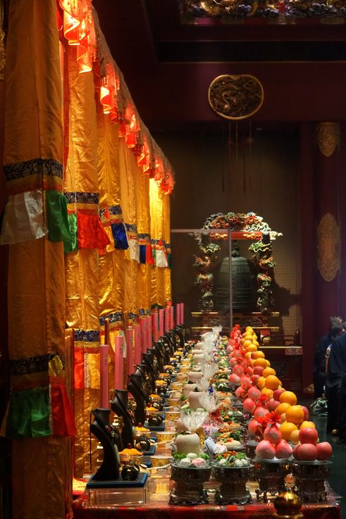 Ofrendas en el Templo de la Reliquia del Diente de Buda de Chinatown.