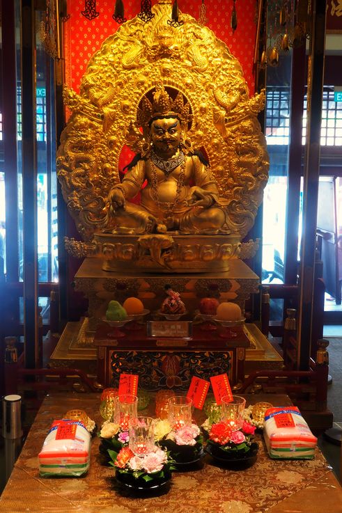 Estatua de Bodhisattva en el Templo de la Reliquia del Diente de Buda, Chinatown.