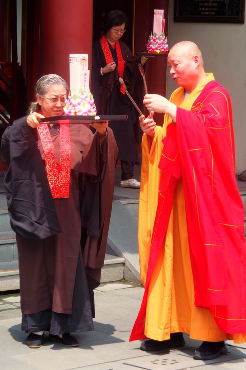 Monjes budistas celebrando ritos en el Templo de la Reliquia del Diente de Buda, barrio de Chinatown.