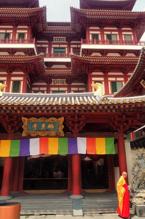 Monje en el Templo de la Reliquia del Diente de Buda, barrio de Outram.