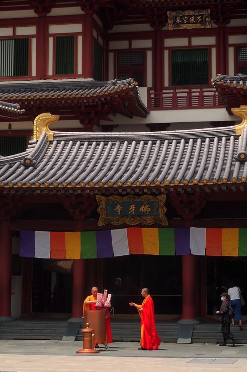 Monjes frente al Templo de la Reliquia del Diente de Buda en Chinatown.