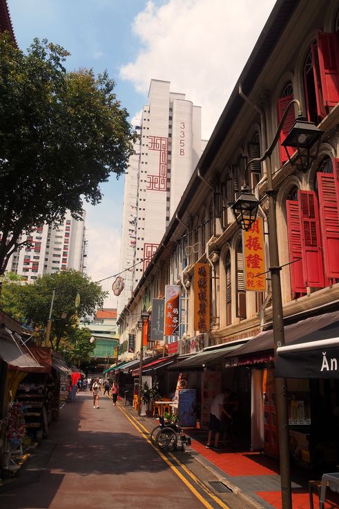Calle de Chinatown, shophouses tradicionales y edificio residencial 335B.