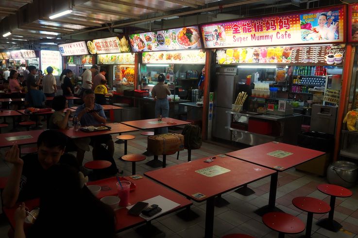 Puestos de comida y zona de restauración en el Mercado y Centro de Comida del Complejo de Chinatown.