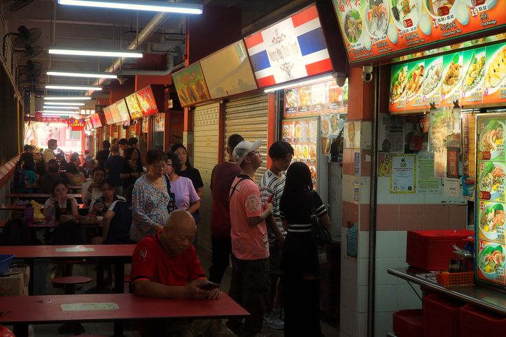 Comida en un centro de alimentación de Chinatown, calle Trengganu.