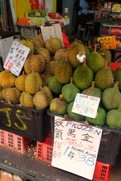 Durianes Musang King en un puesto de mercado en Chinatown.