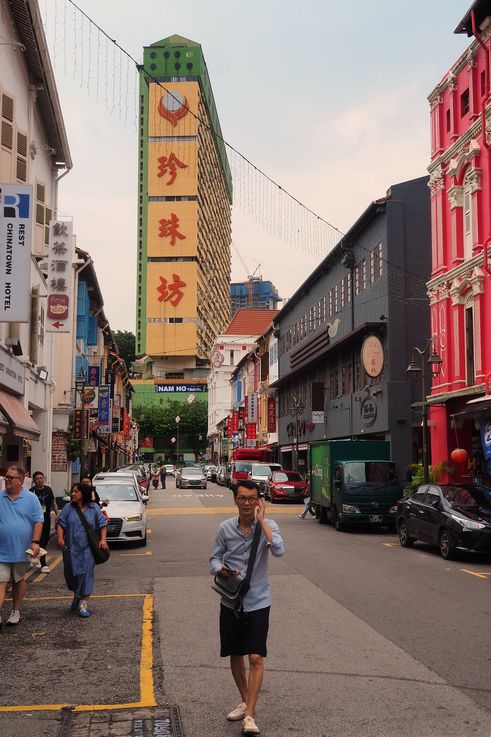 Escena callejera en Chinatown, con el edificio Yue Hwa.