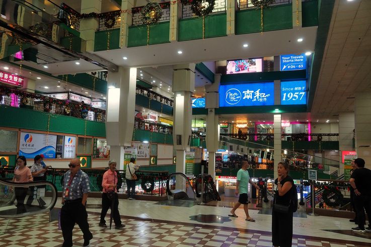 Interior del People's Park Complex, un centro comercial en Chinatown.