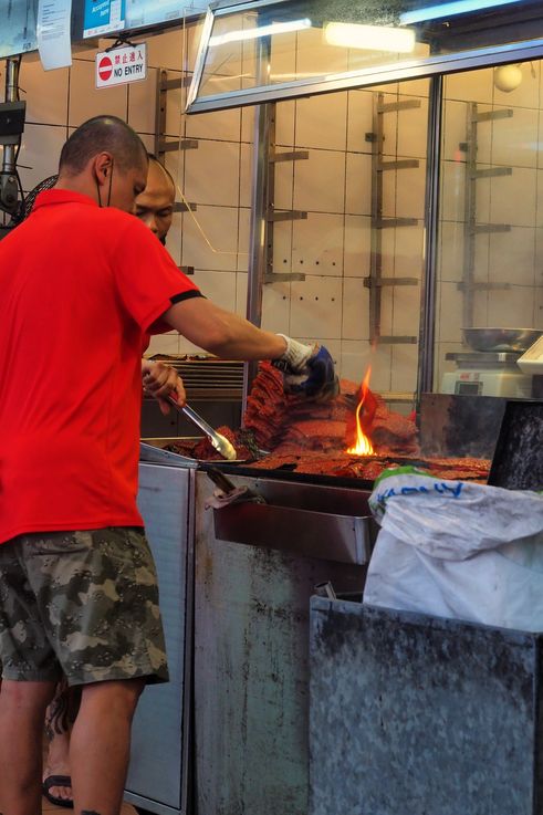 Preparación de Bak Kwa a la parrilla en Kim Hua Guan, barrio de Chinatown.