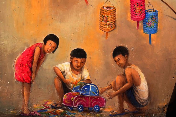 Mural de Yip Yew Chong en Chinatown, niños jugando con un coche y linternas.