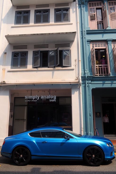 Bentley azul frente a shophouses en Keong Saik Road, barrio de Outram.