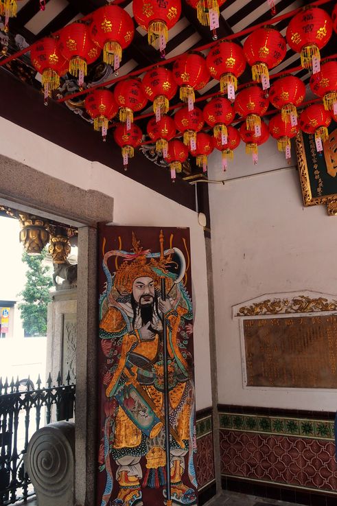 Peinture d'un dieu gardien au temple Thian Hock Keng de Chinatown.