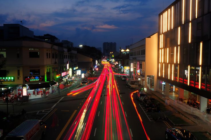 Calle de Geylang, estelas de luz por la noche.