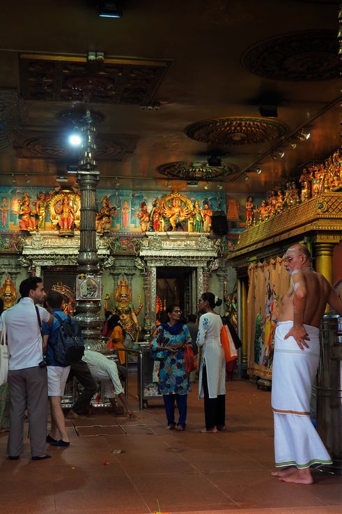 Intérieur du temple Sri Veeramakaliamman avec des divinités hindoues, à Little India.