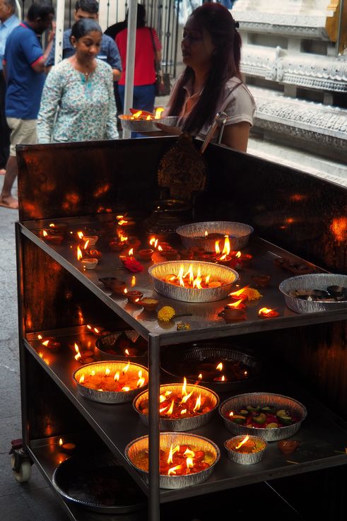 Lampes et offrandes au temple Sri Veeramakaliamman de Little India.