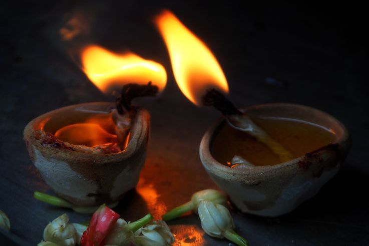 Lampes diya allumées au temple Sri Veeramakaliamman, Little India.
