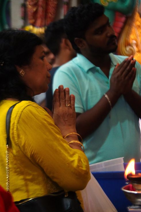 Prières hindoues au temple Sri Veeramakaliamman, quartier de Little India.