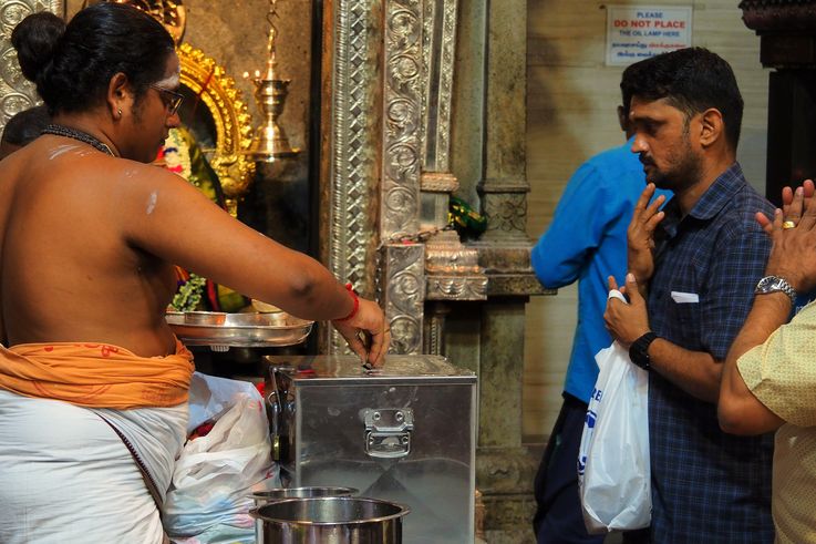 Offrande religieuse par un prêtre hindou au temple Veeramakaliamman de Little India.
