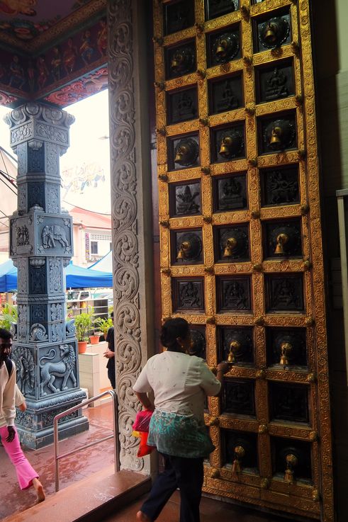 Porte ornée du temple Sri Veeramakaliamman dans le quartier de Little India.