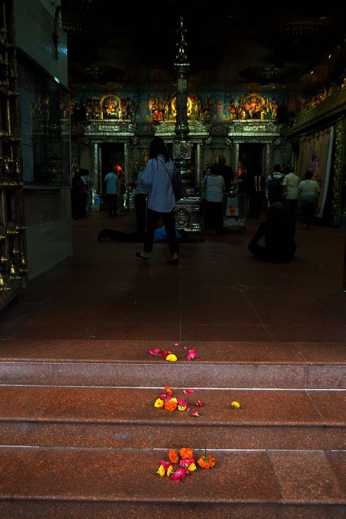 Intérieur du temple Sri Veeramakaliamman à Little India, avec offrandes florales.