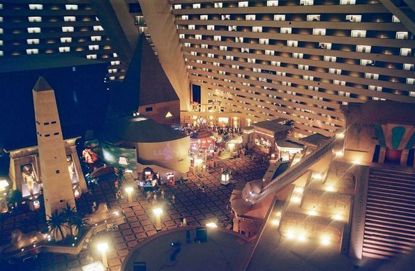 Le gigantesque hall de l'Hotel Luxor à Las Vegas