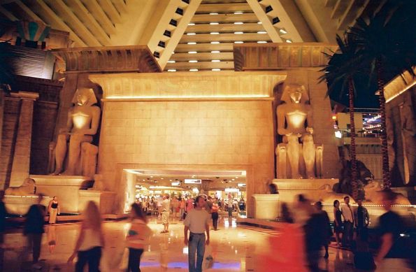 Dans le hall de l’hôtel Luxor à Las Vegas