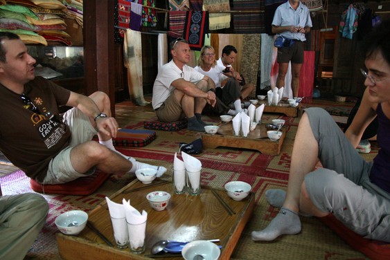 Almuerzo en el pueblo de Sai