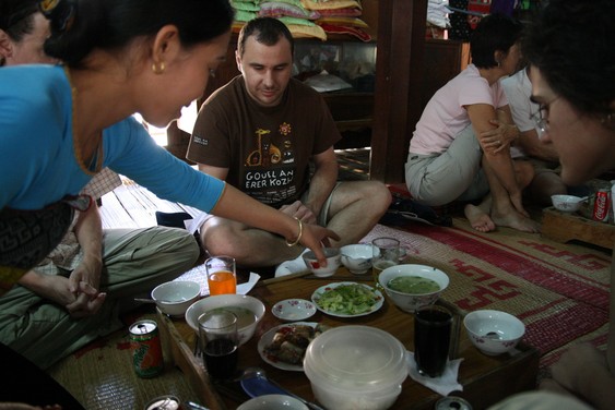 Almuerzo en el pueblo de Sai