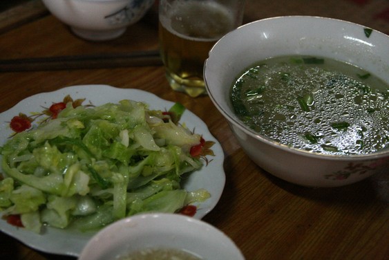 Almuerzo en el pueblo de Sai