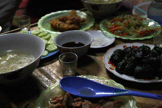 Cena en el pueblo de Ban Hang