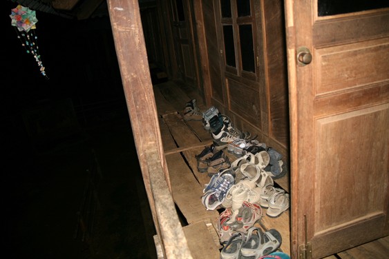 Primero deja tus zapatos, antes de entrar...