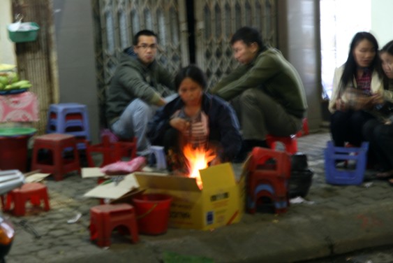 Destruction of fake banknotes by fire to pay homage to the deceased. Hanoi.