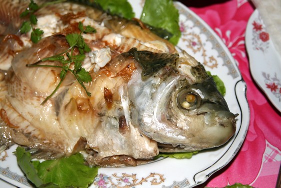 Pescado en el plato en Cai Be