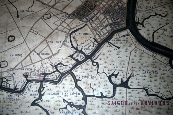 Mapa de Saigón y sus alrededores dentro de la oficina de correos en Ciudad Ho Chi Minh.